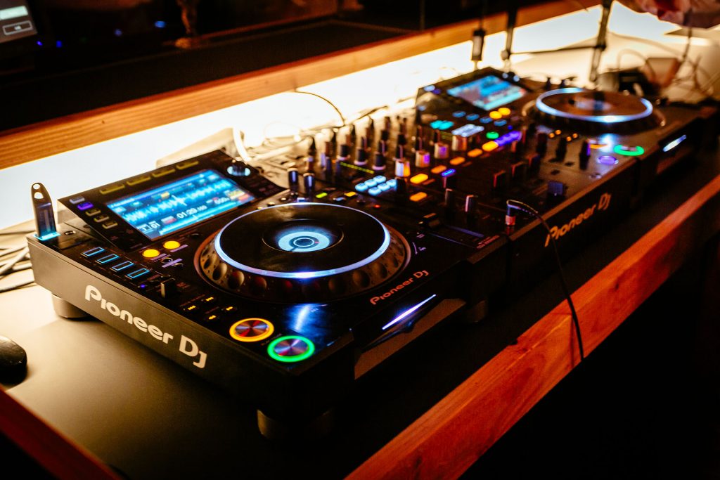 DJ-set tijdens afterparty in de Crypte bij ’t Convent met professionele apparatuur