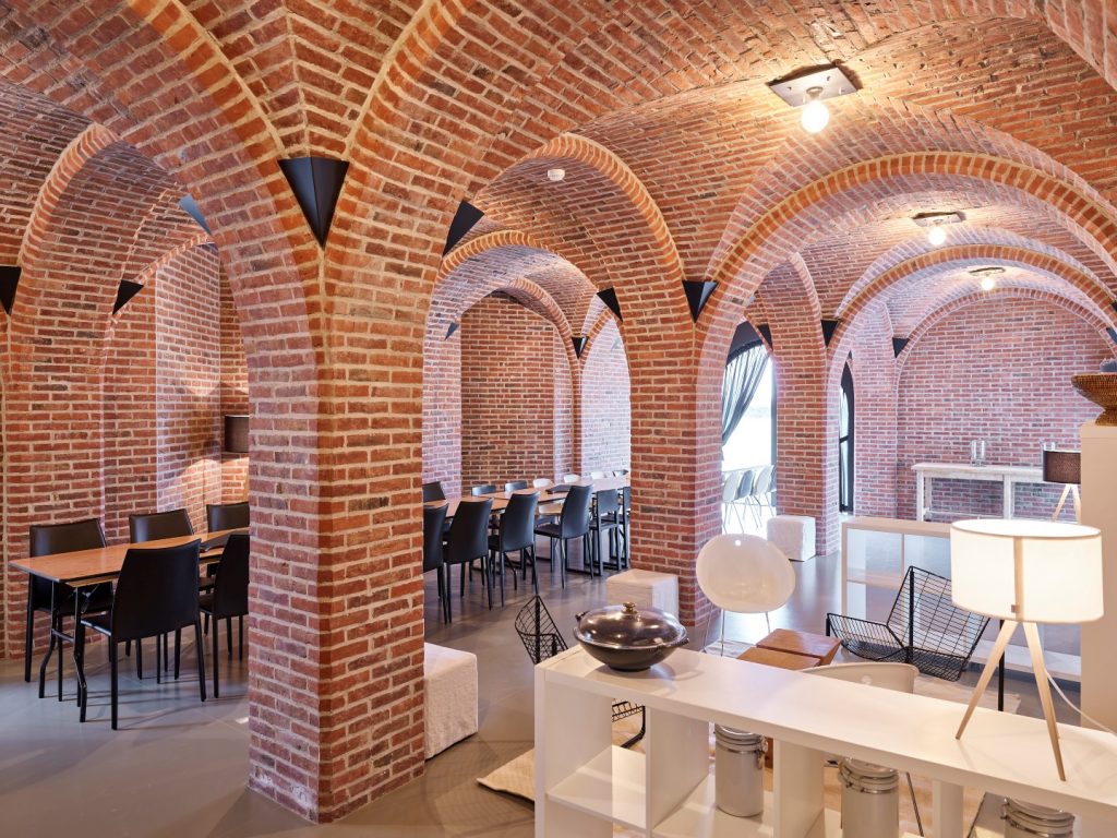 Het Cellarium, een historische eventzaal met bakstenen gewelven bij ’t Convent in Lo-Reninge