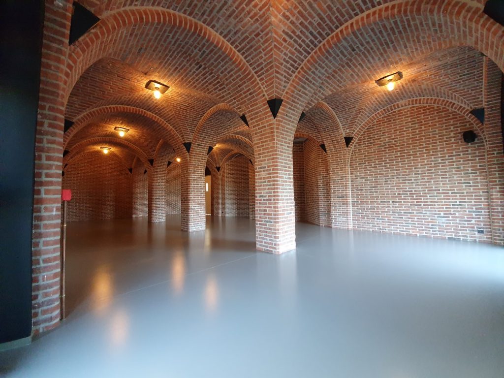 Cellarium bij ’t Convent met gemetste bogen, bakstenen pilaren en open vloeroppervlak