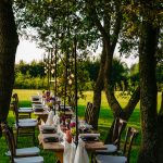 Sfeervolle tafelopstelling in de tuin voor een elegant lentefeest locatie in een groene omgeving