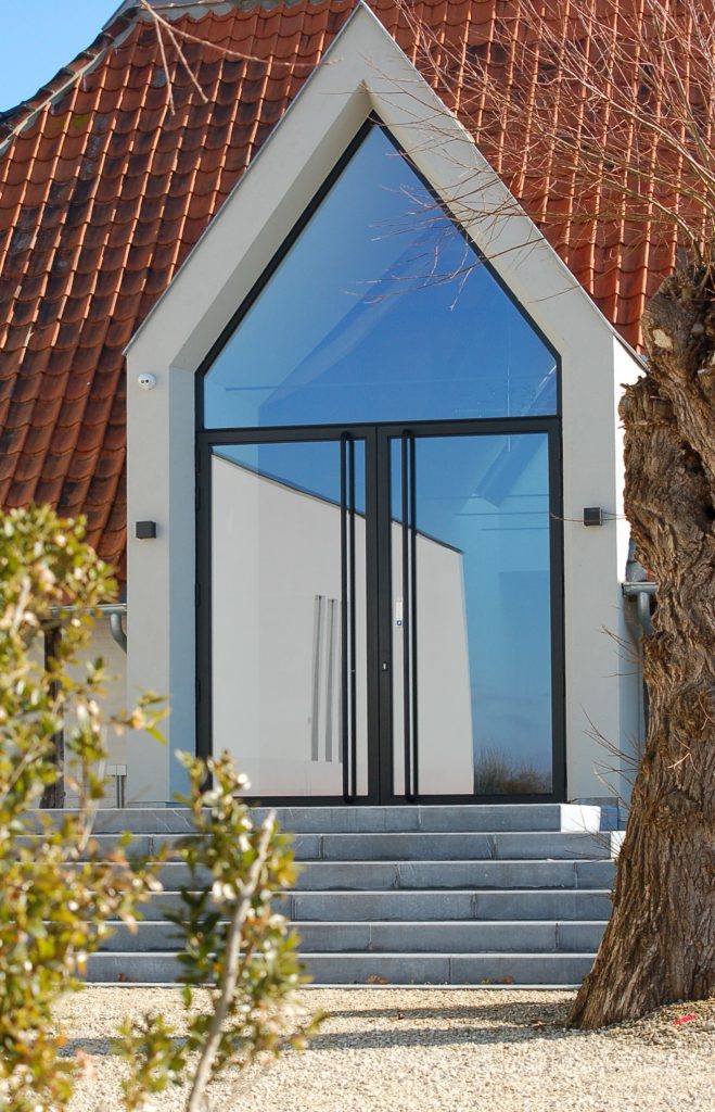 Exterieur van ’t Convent in West-Vlaanderen, stijlvolle fotoshoot locatie met moderne glaspartij en karaktervolle architectuur