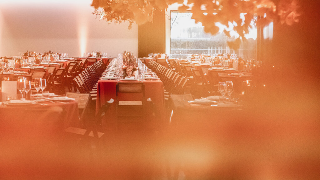 Stijlvol trouwfeest met lange tafels en warme sfeer in exclusieve trouwzaal bij ’t Convent