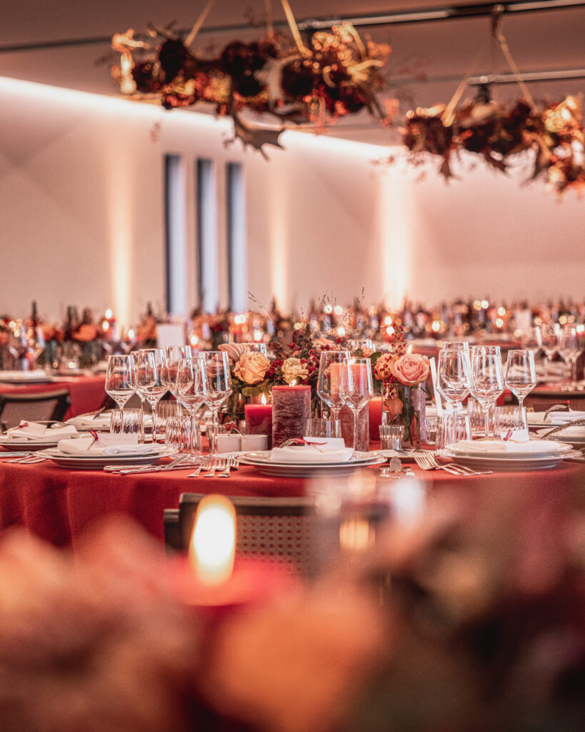 Moderne trouwlocatie met warme styling, lange dinertafels en hedendaagse tafelaankleding bij ’t Convent