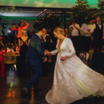 Bruidspaar danst hun eerste dans tijdens huwelijksfeest in exclusieve trouwlocatie ’t Convent