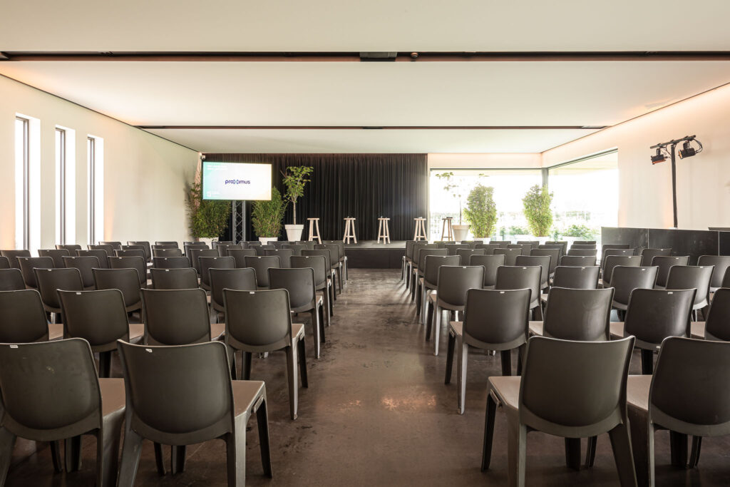 Seminarie locatie in West-Vlaanderen met plenaire zaalopstelling, podium en presentatiescherm bij ’t Convent