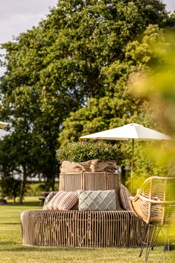 Ontspannende loungehoek in de tuin van ’t Convent tijdens een bedrijfsevenement
