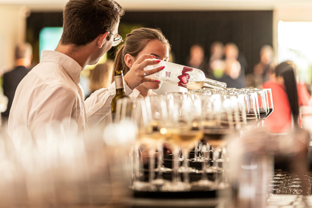 Professionele drankservice tijdens een bedrijfsevenement bij ’t Convent