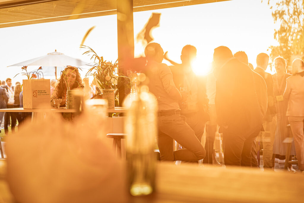 Sfeervol bedrijfsevenement bij zonsondergang op het domein van ’t Convent