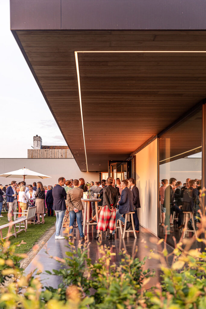 Receptie aan het gebouw tijdens een bedrijfsevenement bij ’t Convent