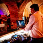 Afterparty met DJ en dansende gasten in de Crypte van ’t Convent