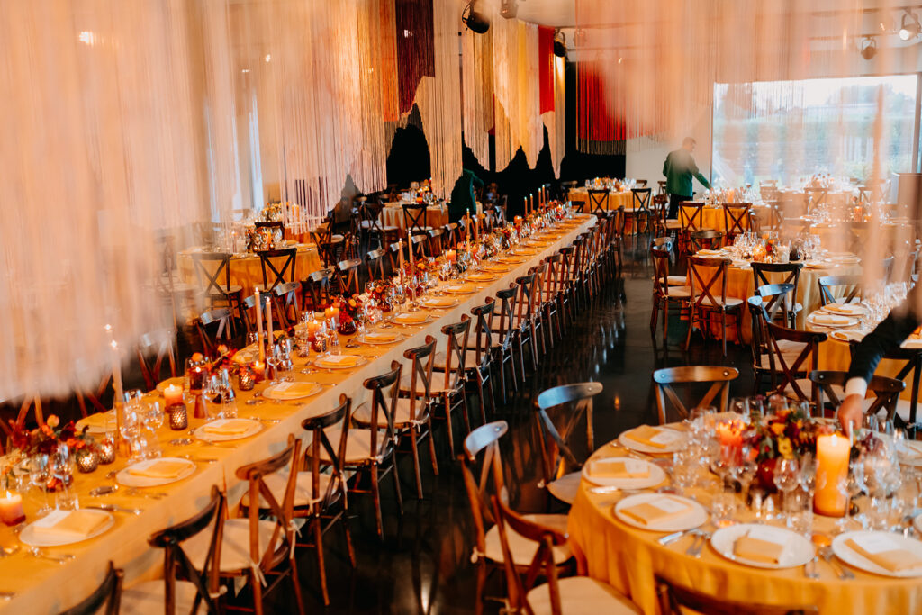Lange bankettafel met kaarslicht en herfstdecoratie in de feestzaal van ’t Convent in Lo-Reninge.