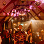 Bruiloftsgasten dansen tijdens een avondfeest in de feestzaal van trouwlocatie ’t Convent in Lo-Reninge