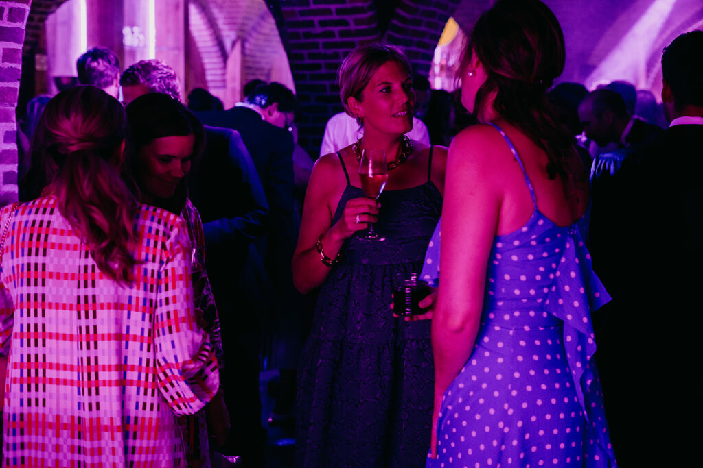 Afterparty in de Crypte van 't Convent met dansende gasten en clubverlichting