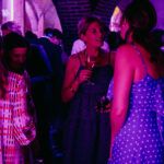 Afterparty in de Crypte van 't Convent met dansende gasten en clubverlichting
