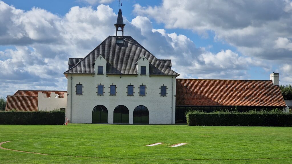 Familieweekend Westhoek bij ’t Convent in Lo-Reninge met ruim domein, groene tuin en historische gebouwen
