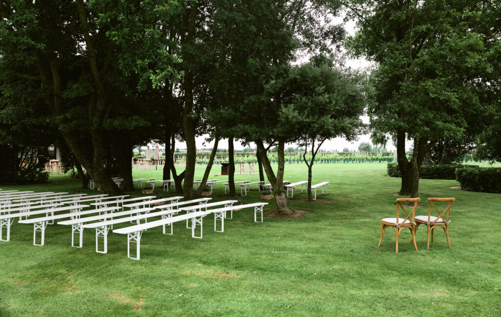 Opstelling voor een trouwceremonie in de tuin bij ’t Convent