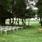 Opstelling voor een trouwceremonie in de tuin bij ’t Convent