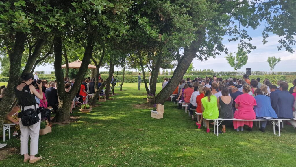 Gasten tijdens een trouwceremonie in de tuin bij ’t Convent