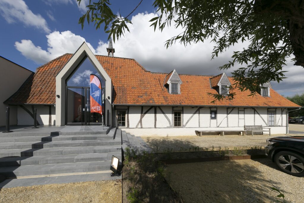 Inkom van ’t Convent in Lo-Reninge met zicht op het hoofdgebouw en trap - FAQ
