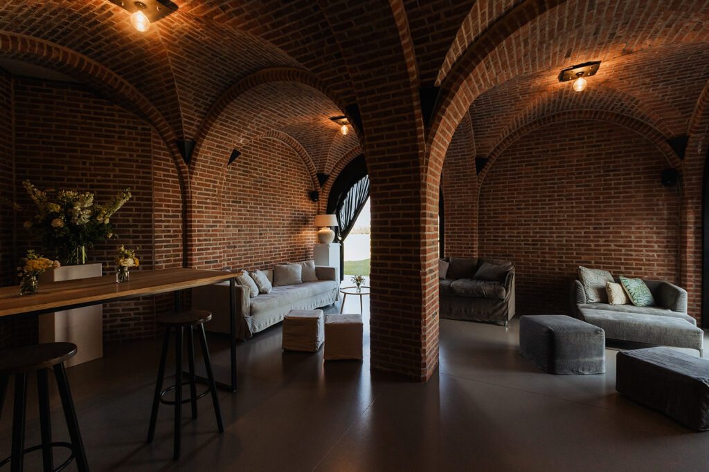 Cellarium bij ’t Convent met gemetste gewelven, boogvormig plafond en sfeervolle zithoek