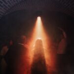 Sfeervolle afterparty in de Crypte van ’t Convent met spotlicht en muziek in een unieke gewelvenruimte