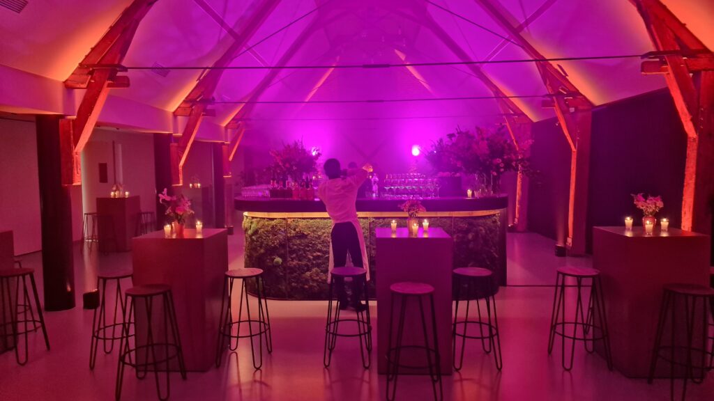 Sfeervolle lounge- en barsetting tijdens een trouwfeest op één plek bij ’t Convent