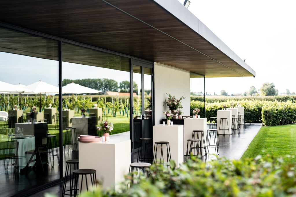Terras en tuinopstelling tijdens een trouwweekend in ’t Convent