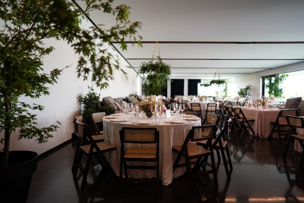 Elegante ronde tafels tijdens een trouwweekend in ’t Convent, gestyled door evenementenbureau Présence