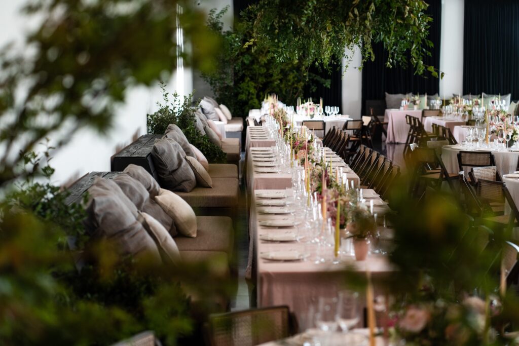 Stijlvol gedekte tafels voor een trouwfeest op één plek bij ’t Convent