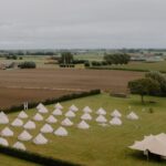 Buitenopstelling voor huwelijksfeest in de ruime tuin van een exclusieve trouwlocatie