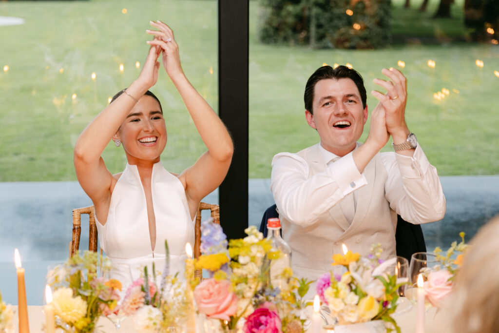 Bruidspaar geniet van hun wedding weekend in de tuin van ’t Convent