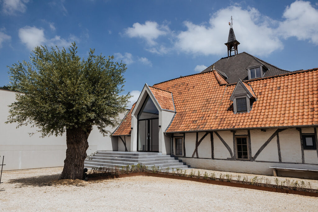 Feestzaal in West-Vlaanderen bij ’t Convent met zicht op tuin en historische architectuur