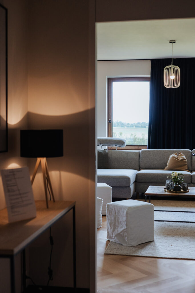 Gezellige leefruimte bij ’t Convent in Lo-Reninge, ideaal voor een rustig familieweekend in de Westhoek