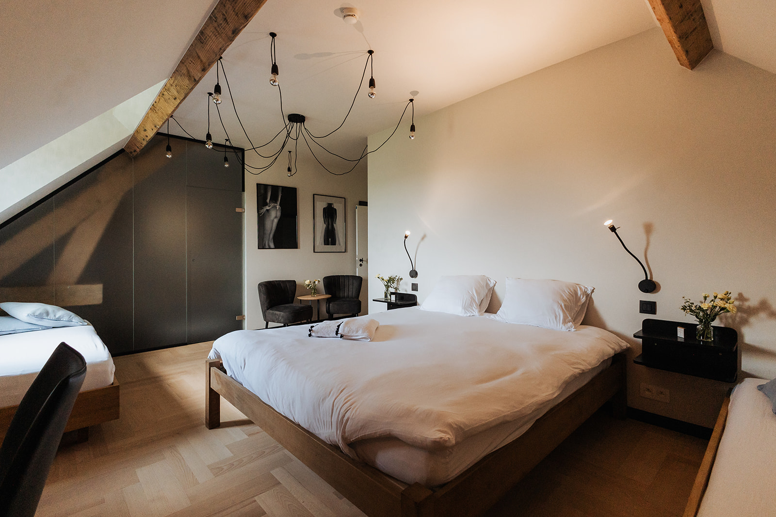 Suite Nieuwkapelle – 4-persoonskamer met extra bedden, zithoek en warme afwerking in ’t Convent