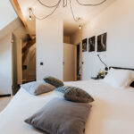 Luxe kamer Oost-Vleteren met comfortabel tweepersoonsbed in gastenverblijf ’t Convent in Lo-Reninge