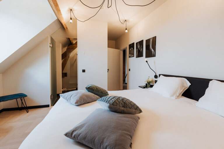 Luxe kamer Oost-Vleteren met comfortabel tweepersoonsbed in gastenverblijf ’t Convent in Lo-Reninge