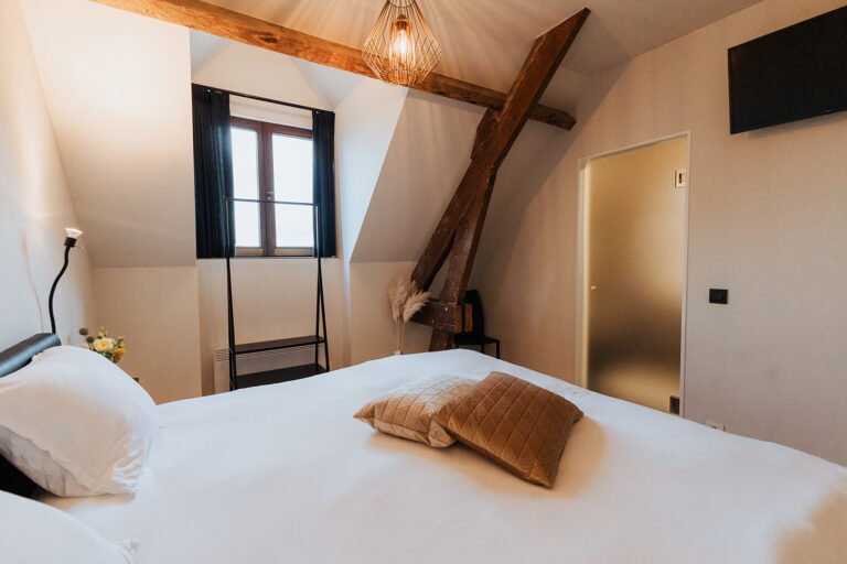 Luxe kamer Woesten met comfortabel tweepersoonsbed en houten balken in gastenverblijf ’t Convent in Lo-Reninge