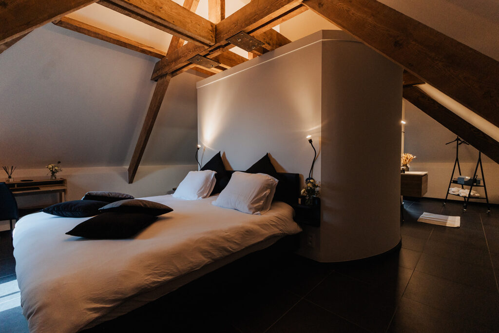 Luxe kamer voor romantisch weekend in de Westhoek met warme sfeer en designinterieur