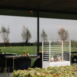 Gezellige buitenruimte van ’t Convent met moderne vuurschaal en zicht op het omliggende groene landschap.