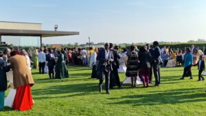 Tuinreceptie tijdens een afro wedding in België met veel gasten op het domein van ’t Convent