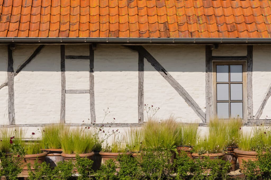 Historisch vakwerk met witte gevel en oranje pannendak bij 't Convent