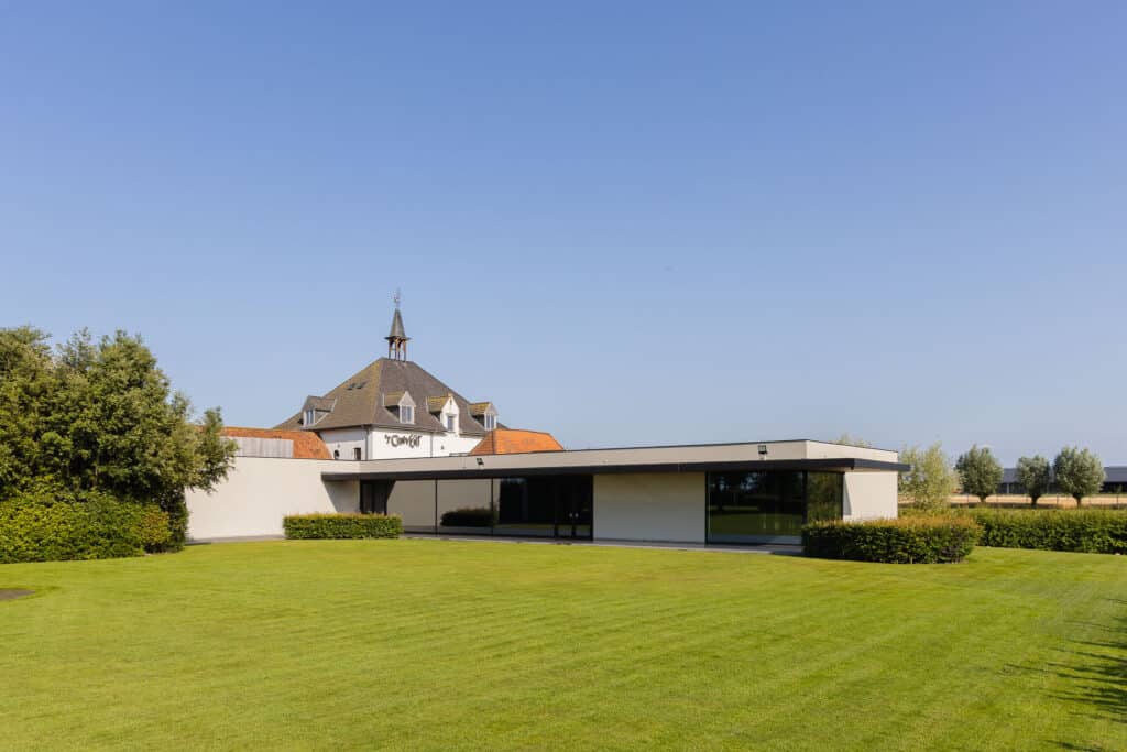 Gazon voor de Vleterenzaal en het historische hoofdgebouw van 't Convent